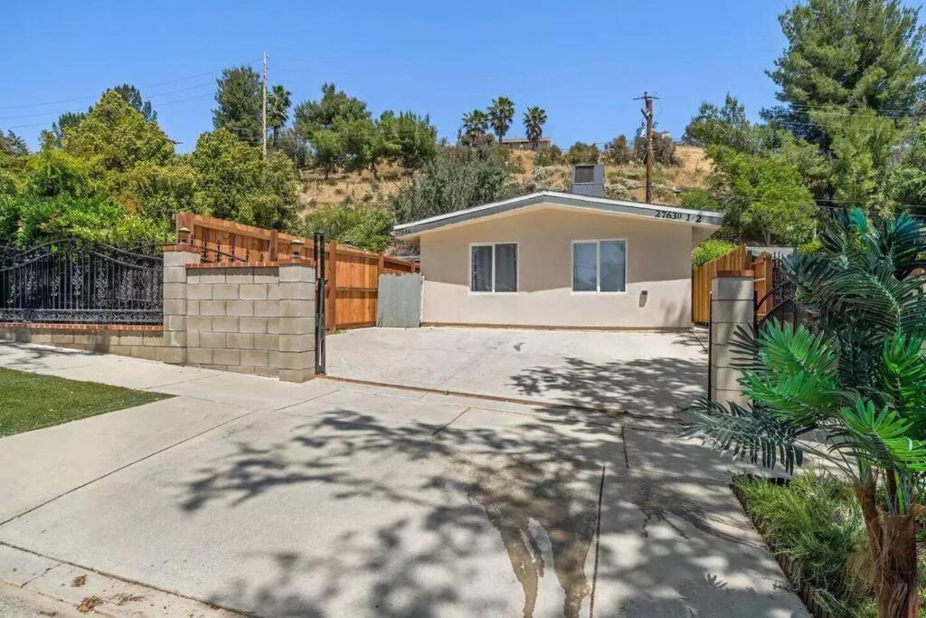 Cozy 2 Bdrm Home In The Heart Of Scv Near Six Flags Santa Clarita Exterior photo